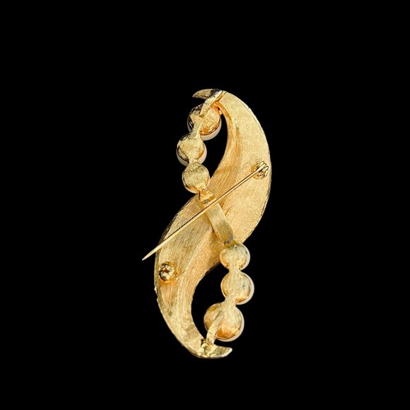 Vintage Kramer Gold Tone And Faux Pearl Brooch And Clip On Earrings (5003) - Picture 4 of 10